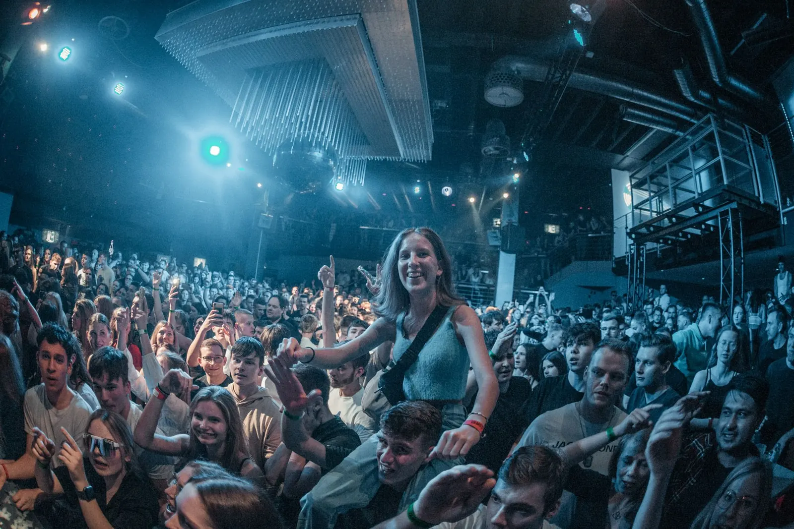 Volle Tanzfläche im VAMOS Club, Gast auf den Schultern
